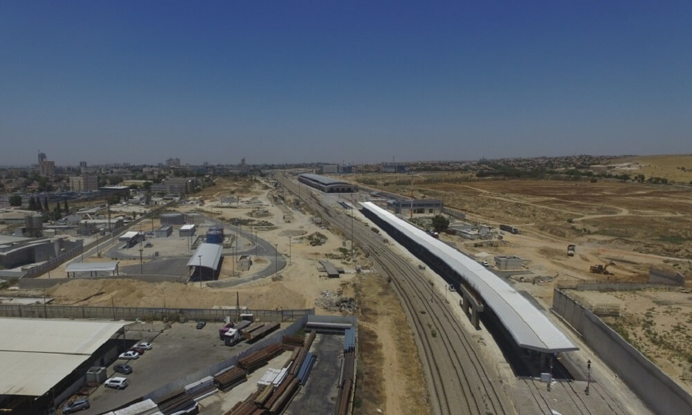 מתחם רכבת ישראל באר שבע - תמונת רחפן של המסילה ומסבב הרים